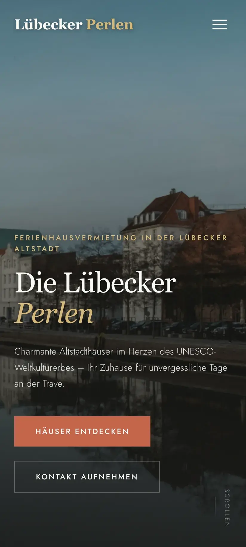 Dieselbe Startseite auf dem Smartphone mit Menüknopf und untereinander angeordneten Knöpfen.