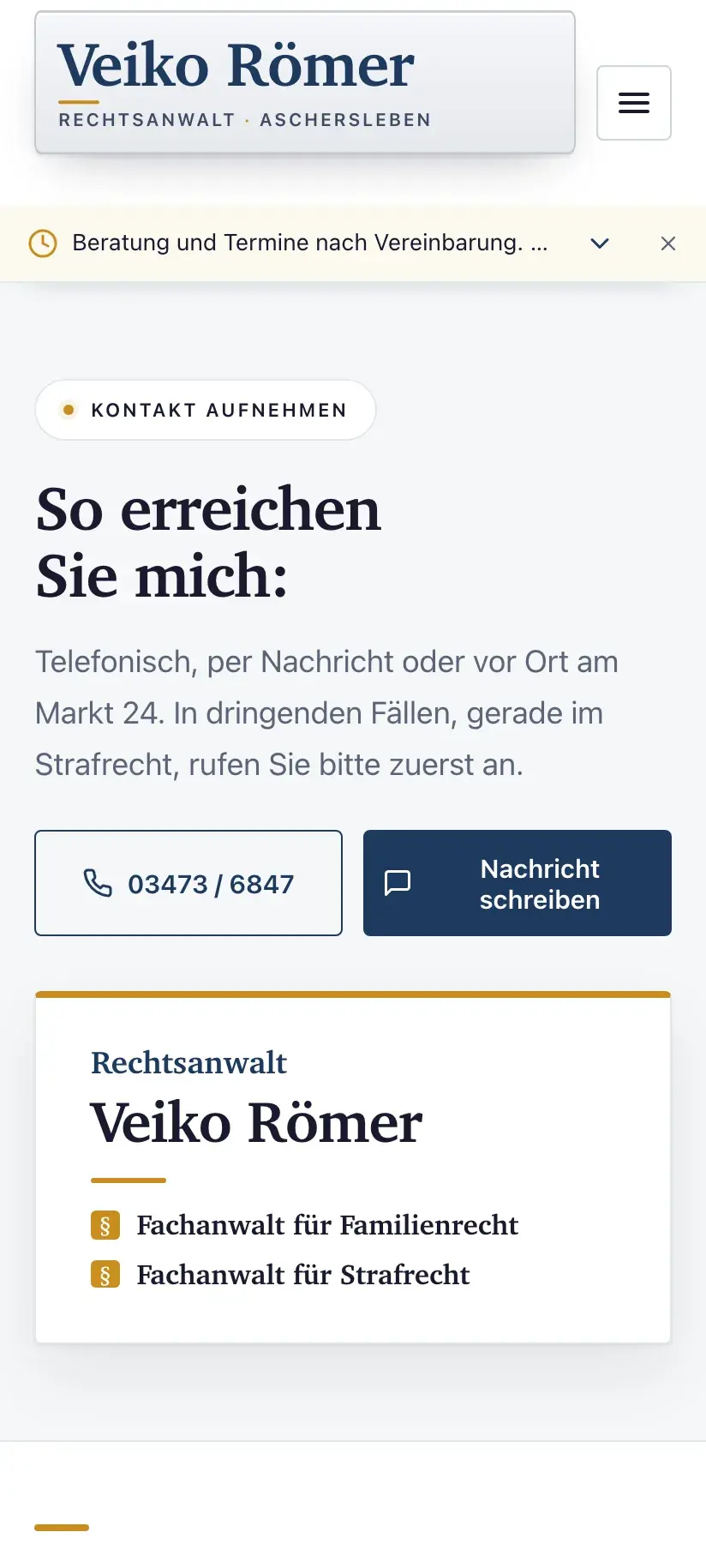 Kontaktseite auf dem Smartphone mit Knöpfen für Anruf und Nachricht, darunter Namensschild und beide Fachanwaltstitel.