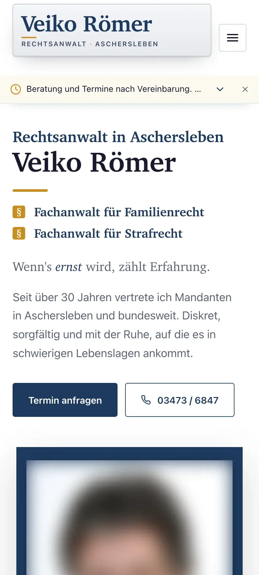Startseite auf dem Smartphone mit Name, beiden Fachanwaltstiteln und den Knöpfen „Termin anfragen“ und Anruf, darunter der Beginn des unkenntlich gemachten Porträtfotos.